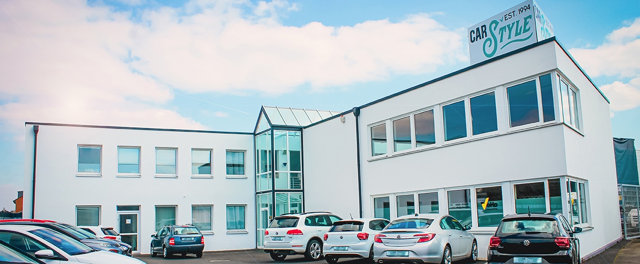 Außenansicht Autohaus Carstyle mit Fahrzeugen