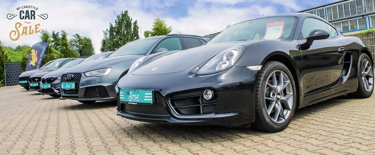 Fahrzeuge auf dem Gelände Autohaus Carstyle, Logo Car-Sale oben links